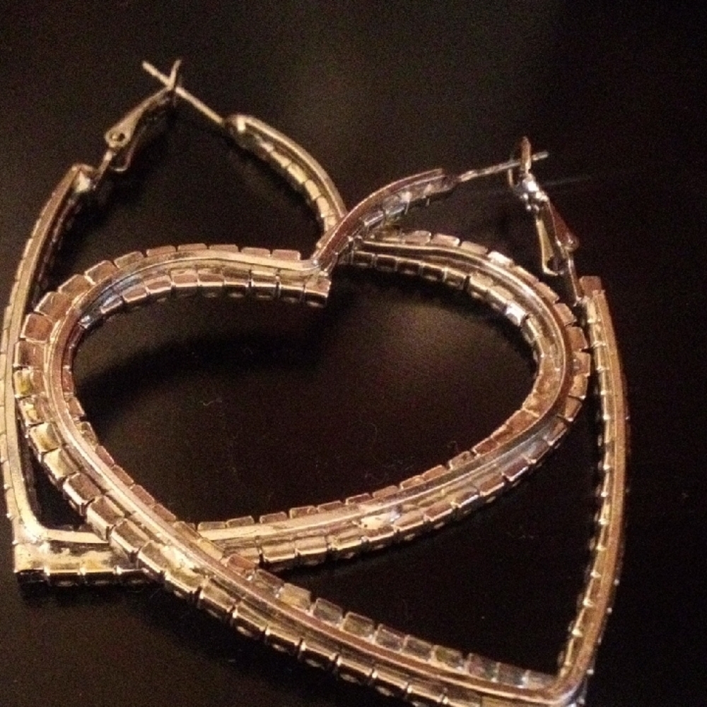 Elegant Silver Heart Hoop Earrings - Picture 4 of 4